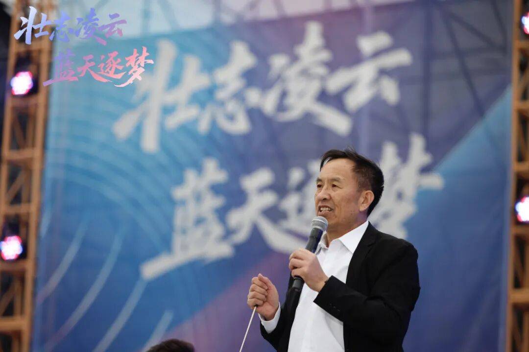 DNA彻底动了!全场跟唱<strong></p>
<p>香港赛冯资讯</strong>,这氛围太顶了!