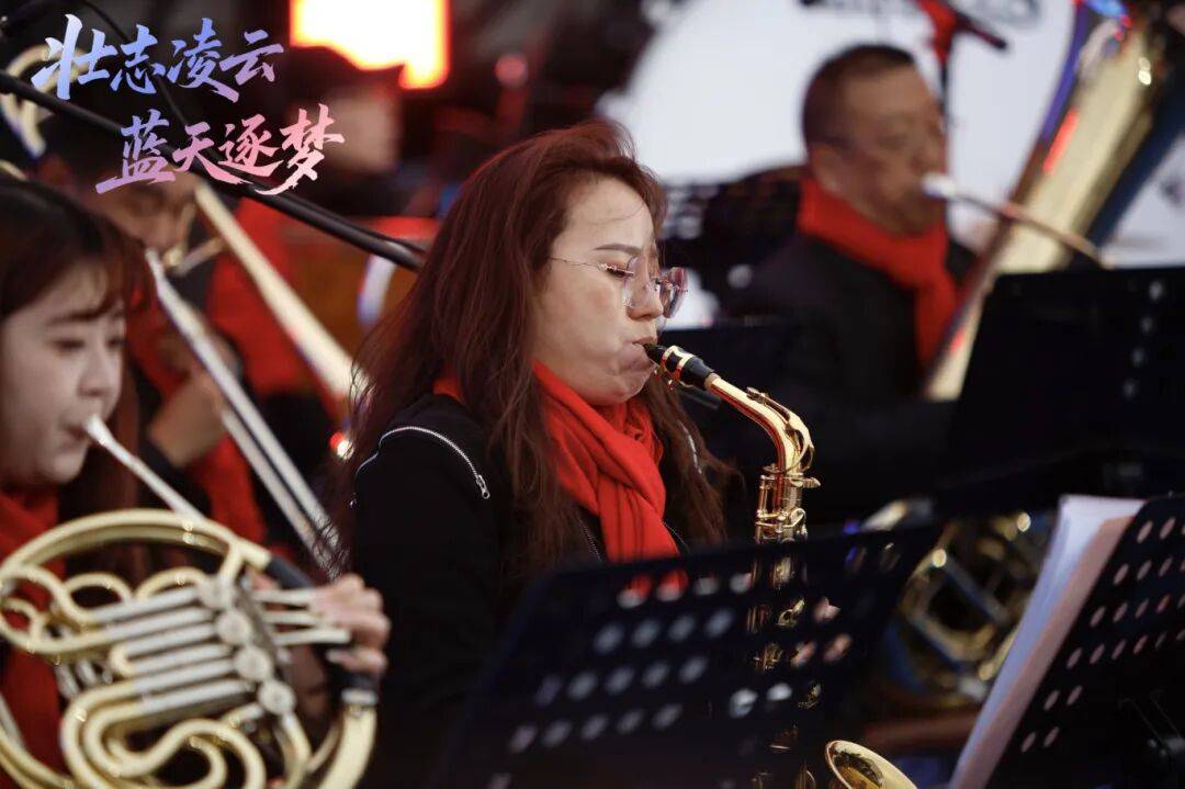 DNA彻底动了!全场跟唱<strong></p>
<p>香港赛冯资讯</strong>,这氛围太顶了!