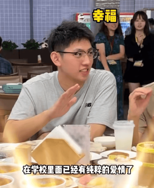 知名男歌手突然现身陌生人婚礼<strong></p>
<p>香港赛冯资讯</strong>,并随礼999元!