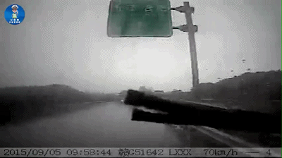 超员行驶危害大<strong></p>
<p>香港赛冯资讯</strong>，“挤”不得，更“驶”不得！