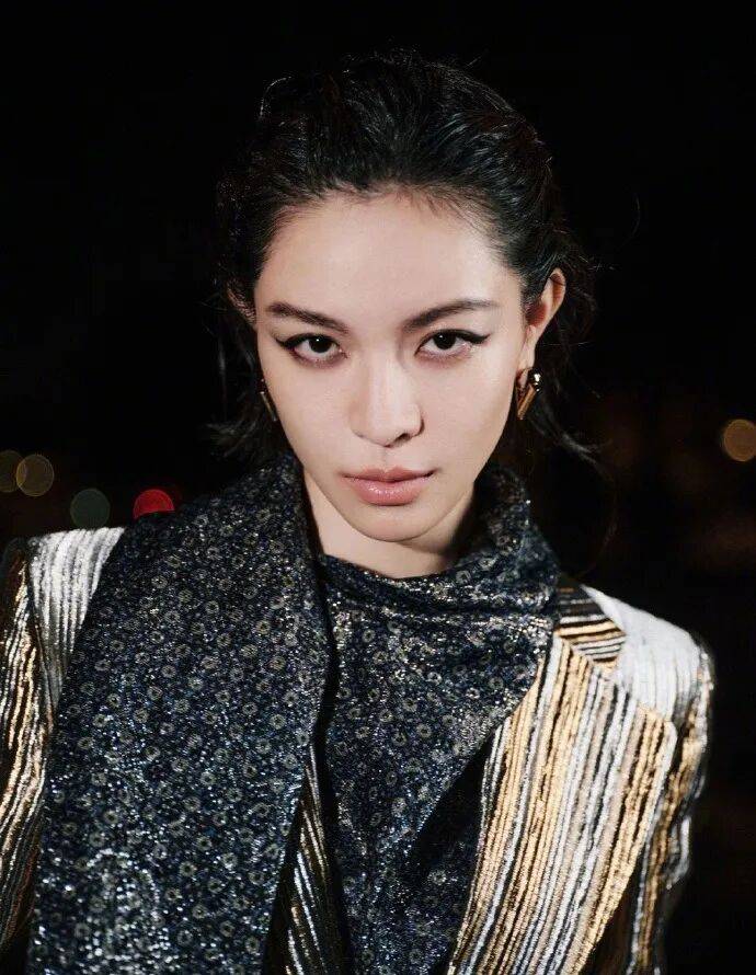 时装周上的女明星<strong></p>
<p>香港赛冯资讯</strong>,秋冬氛围感一键封顶!