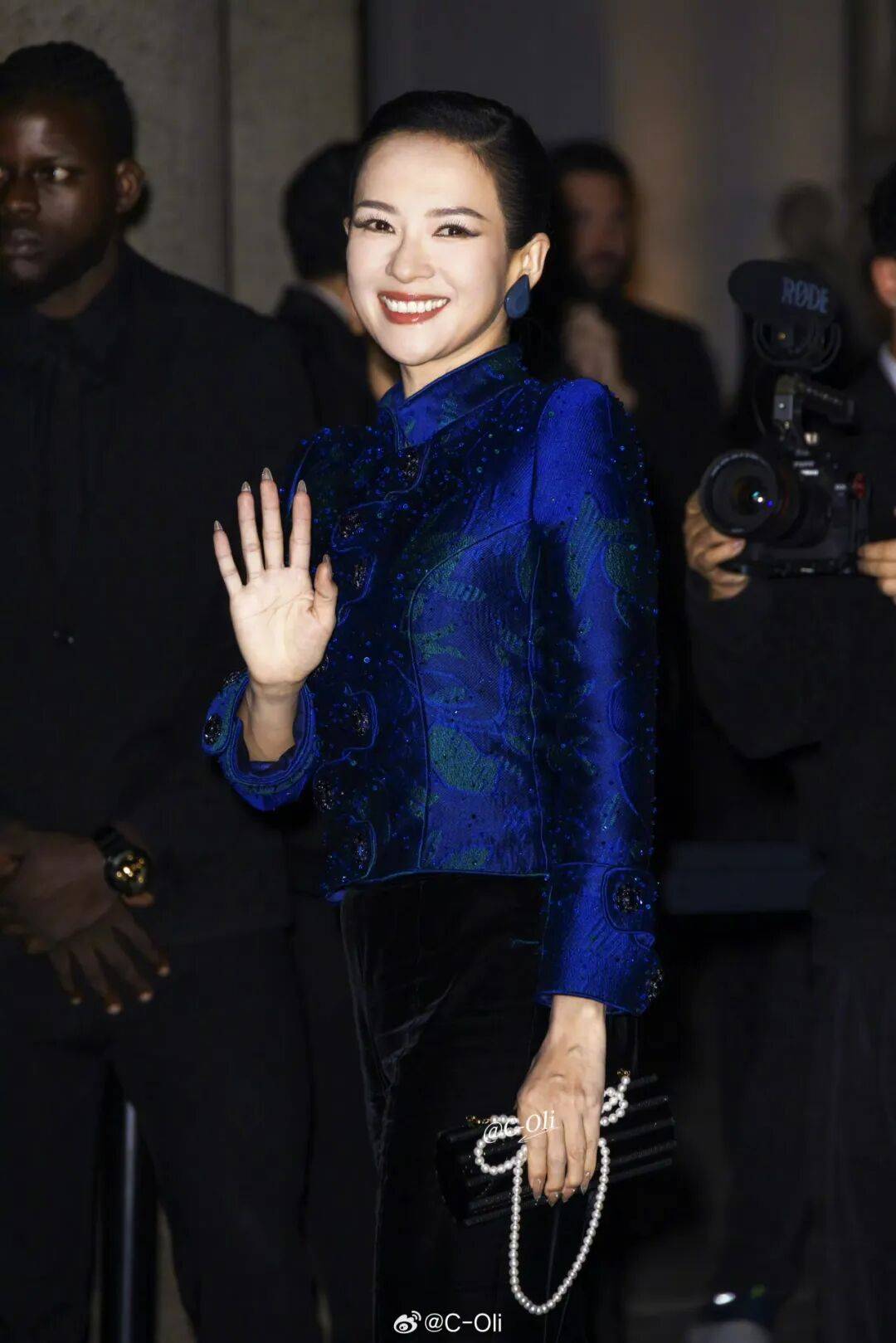 时装周上的女明星<strong></p>
<p>香港赛冯资讯</strong>,秋冬氛围感一键封顶!