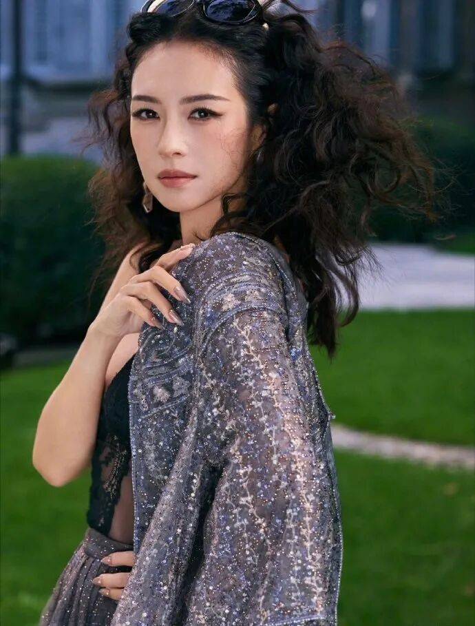 时装周上的女明星<strong></p>
<p>香港赛冯资讯</strong>,秋冬氛围感一键封顶!