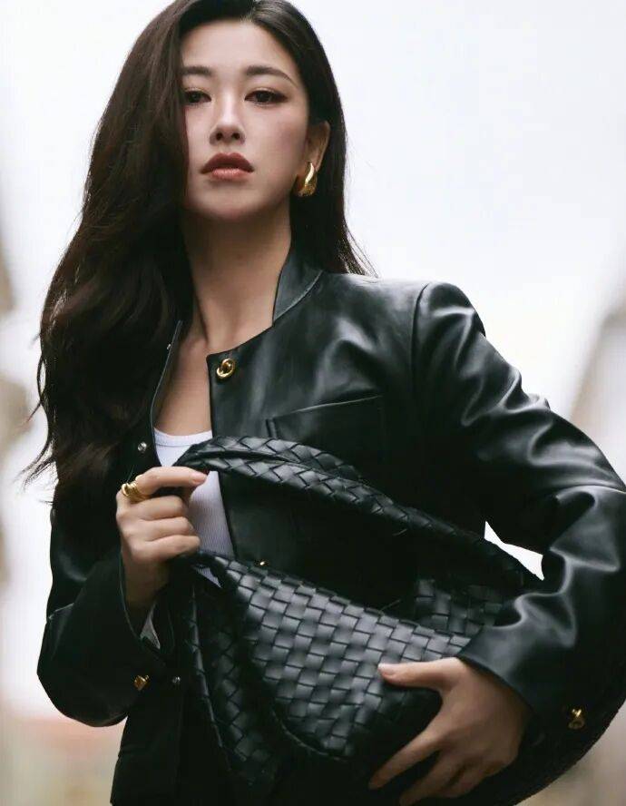 时装周上的女明星<strong></p>
<p>香港赛冯资讯</strong>,秋冬氛围感一键封顶!