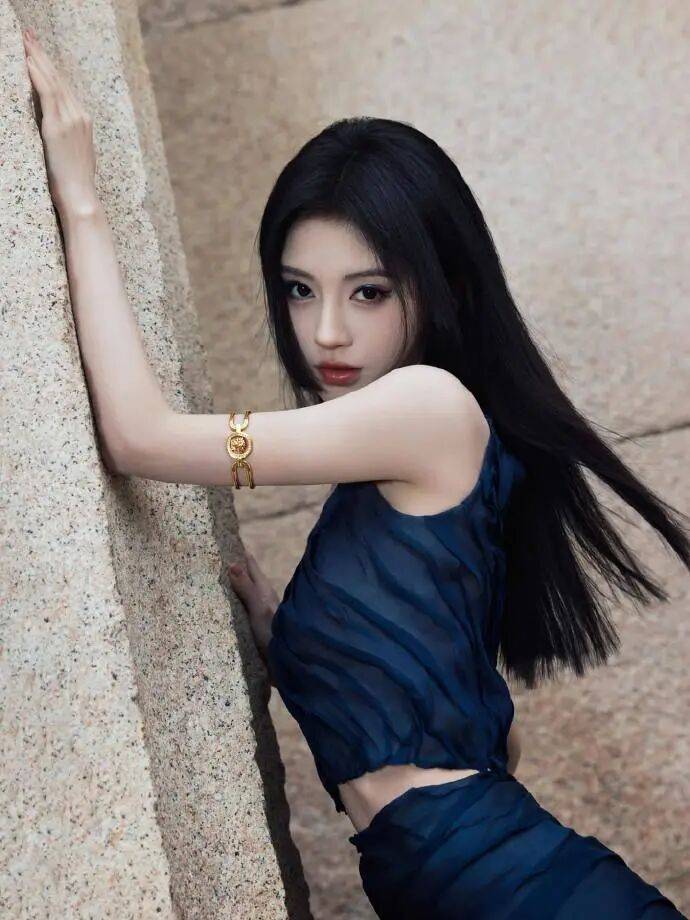 时装周上的女明星<strong></p>
<p>香港赛冯资讯</strong>,秋冬氛围感一键封顶!