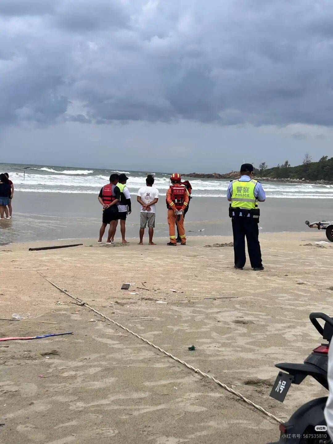 3名外地游客在广东惠州一海滩游玩，2人被海浪卷走，1人被救1人失联