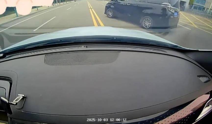 婚庆司机恶意别车后谎称自己是公安人员<strong></p>
<p>香港赛冯资讯</strong>，涉嫌危险驾驶罪被采取刑事强制措施，律师：或被判处拘役并罚款