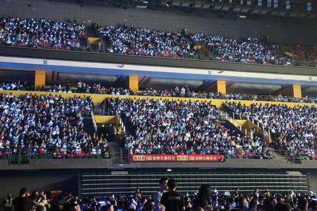 孙楠演唱会超燃舞台<strong></p>
<p>香港赛冯资讯</strong>!郑州万人合唱《红旗飘飘》