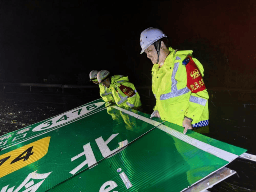 全力抢通中秋团圆路<strong></p>
<p>香港赛冯资讯</strong>,粤西14条受台风影响高速解封