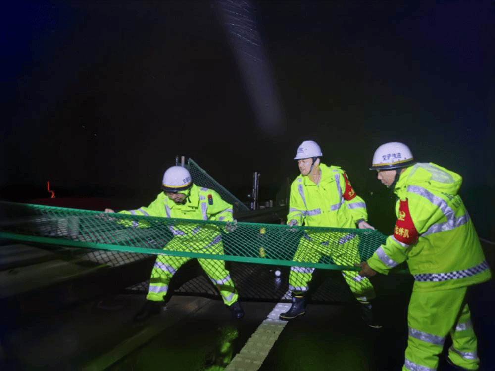 全力抢通中秋团圆路<strong></p>
<p>香港赛冯资讯</strong>,粤西14条受台风影响高速解封