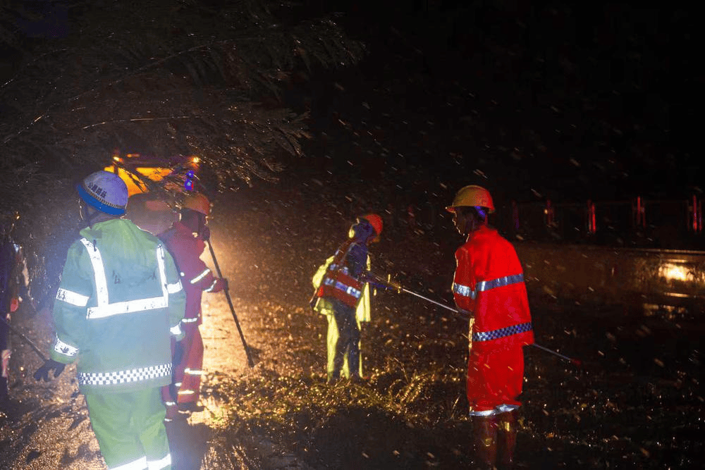 全力抢通中秋团圆路<strong></p>
<p>香港赛冯资讯</strong>,粤西14条受台风影响高速解封