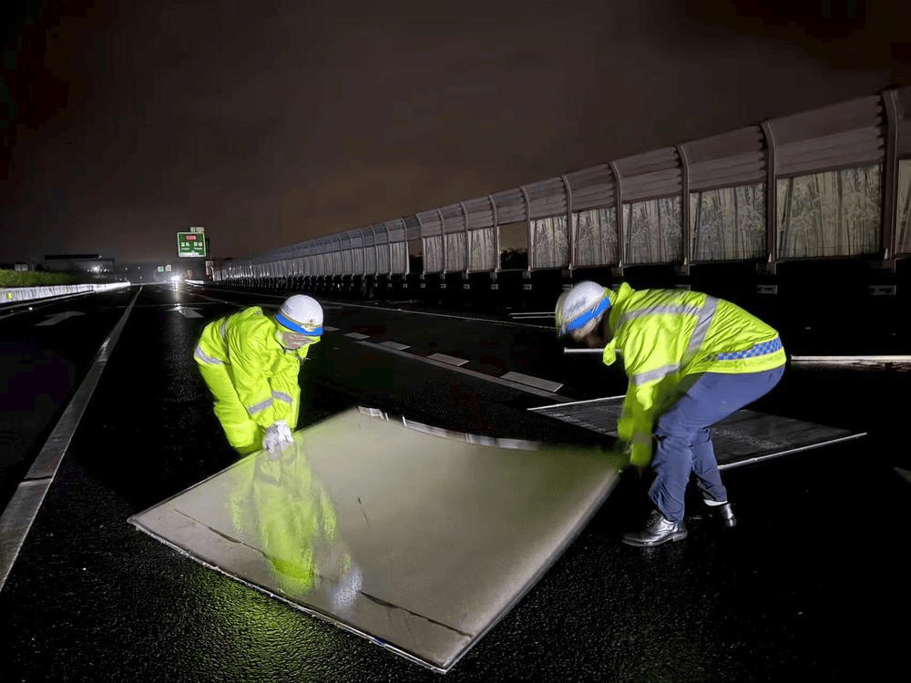 全力抢通中秋团圆路<strong></p>
<p>香港赛冯资讯</strong>,粤西14条受台风影响高速解封