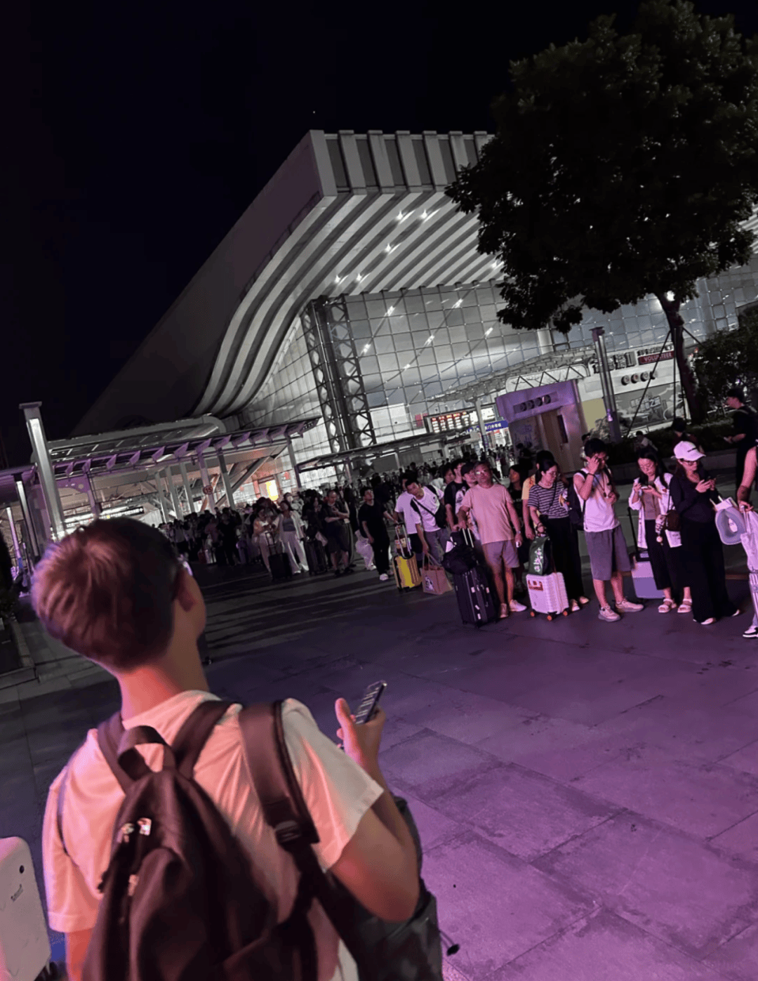 深圳北站凌晨返深被刷爆<strong></p>
<p>海南港澳资讯产业</strong>!附近叫车超200人?别慌!公交地铁加班护送