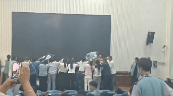 家长跪地被学生轮流踩踏<strong></p>
<p>海南港澳资讯产业</strong>,校方凌晨道歉