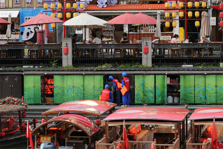 阖家团圆时<strong></p>
<p>海南港澳资讯产业</strong>,他们守护蓉城灯火