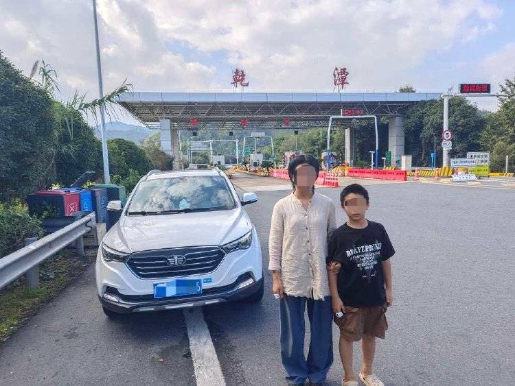离谱!妈妈让儿子高速下车路边方便<strong></p>
<p>海南港澳资讯产业</strong>,解决完后跟随车流跑回来找她