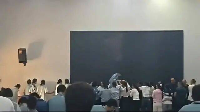家长们跪成一排<strong></p>
<p>海南港澳资讯产业</strong>,学生蒙眼从背上踩过?教育局回应河南一中学举办活动引热议:正调查处理