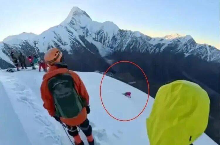 打卡拍照<strong></p>
<p>海南港澳资讯产业</strong>，再美也不能用生命对焦