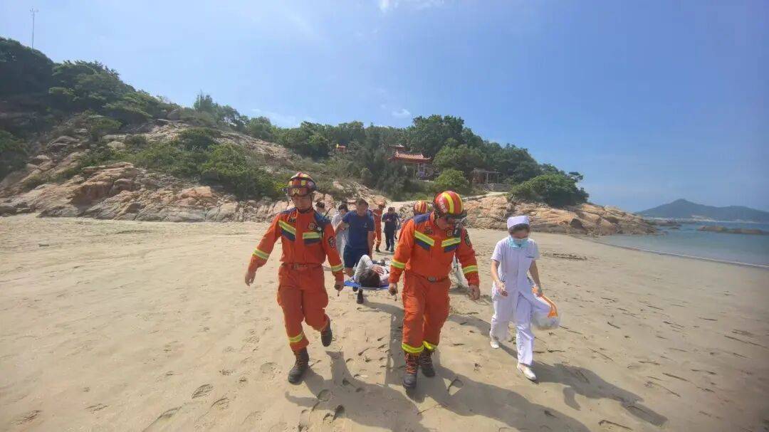 打卡拍照<strong></p>
<p>海南港澳资讯产业</strong>，再美也不能用生命对焦