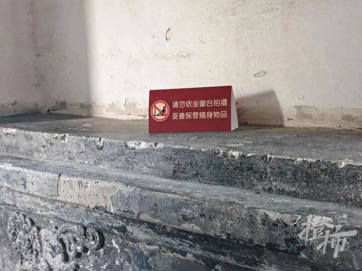 打卡拍照<strong></p>
<p>海南港澳资讯产业</strong>，再美也不能用生命对焦