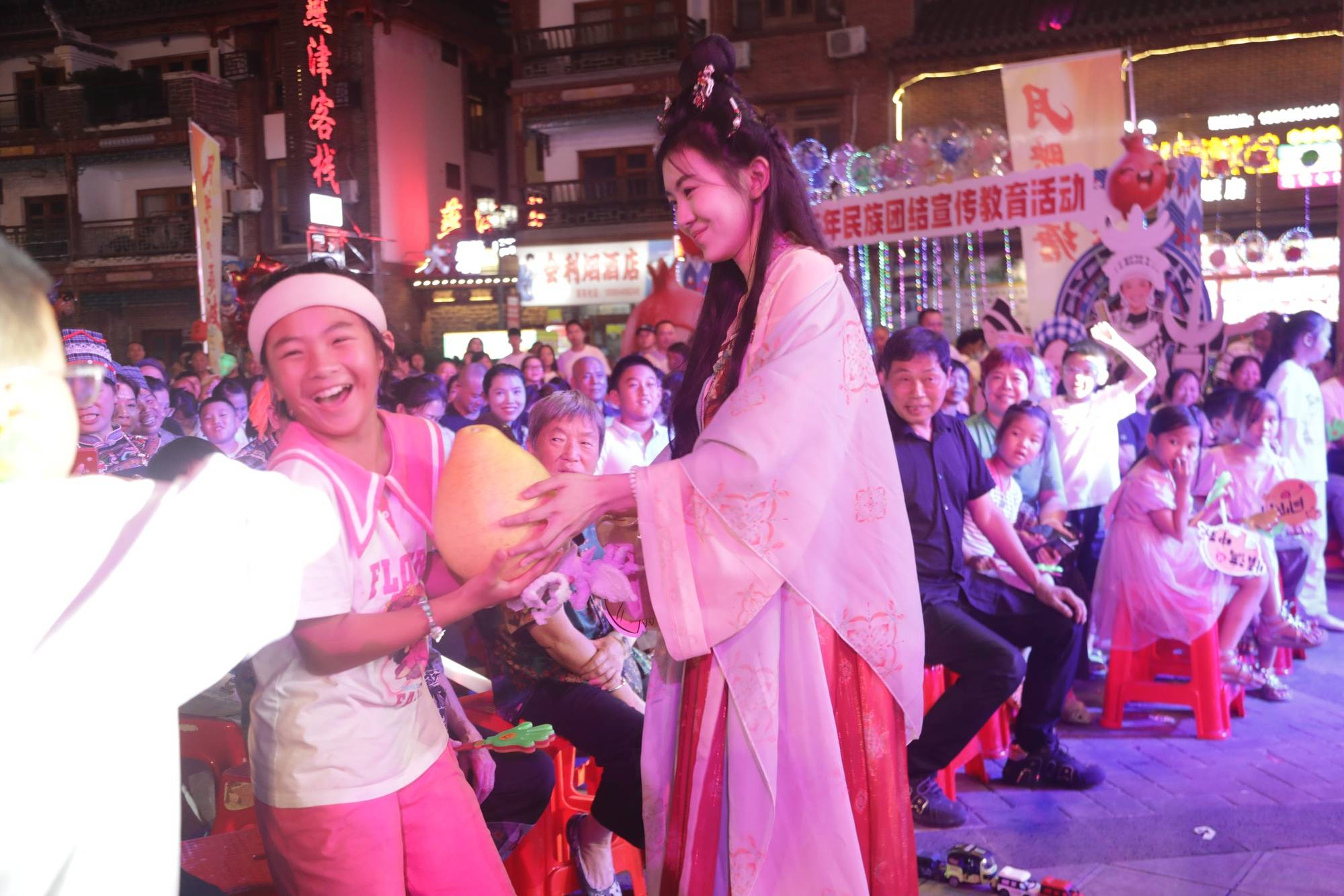 月映火塘 悦唱荔波<strong></p>
<p>海南港澳资讯产业</strong>!这场中秋音乐晚会点燃团圆夜