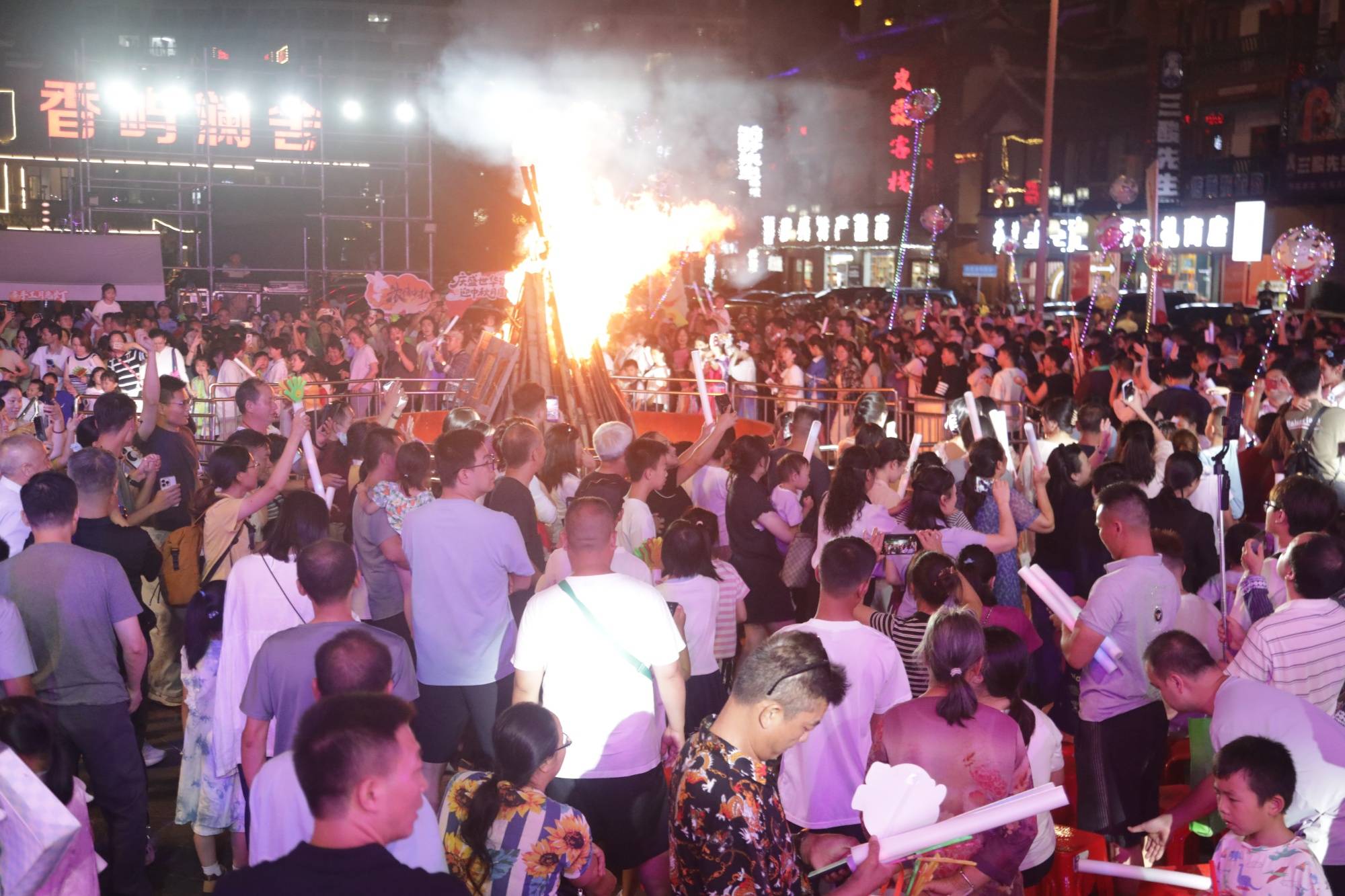 月映火塘 悦唱荔波<strong></p>
<p>海南港澳资讯产业</strong>!这场中秋音乐晚会点燃团圆夜