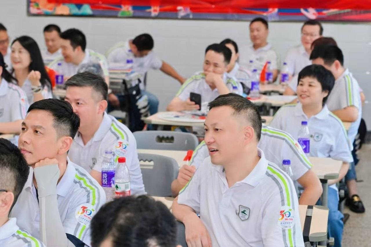 那个让老师骄傲的“调皮”班级!30年同学聚会<strong></p>
<p>江苏公务员考试资讯网</strong>,还伴有一封来自贵州的感谢信