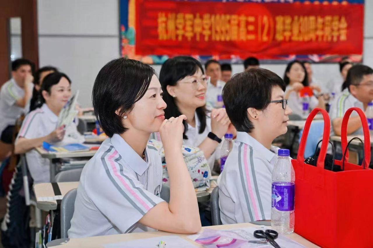 那个让老师骄傲的“调皮”班级!30年同学聚会<strong></p>
<p>江苏公务员考试资讯网</strong>,还伴有一封来自贵州的感谢信