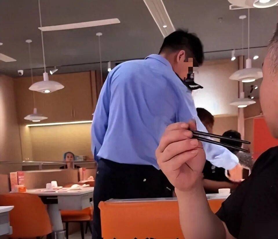 小伙和女友餐厅吃饭<strong></p>
<p>江苏公务员考试资讯网</strong>,被民警赶来戴铐带走;警方回应:其女友与一离家女孩“撞脸”,错抓已道歉