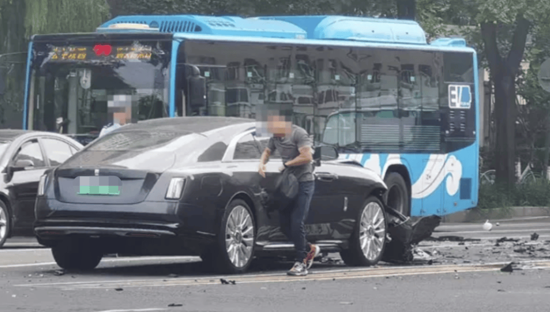 “劳斯莱斯逆行车祸”事件白车家属发声:“丈夫多处骨折!往后日子不知道怎么过”<strong></p>
<p>江苏公务员考试资讯网</strong>,陈震深夜再道歉,并回应“我方律师会全力配合”