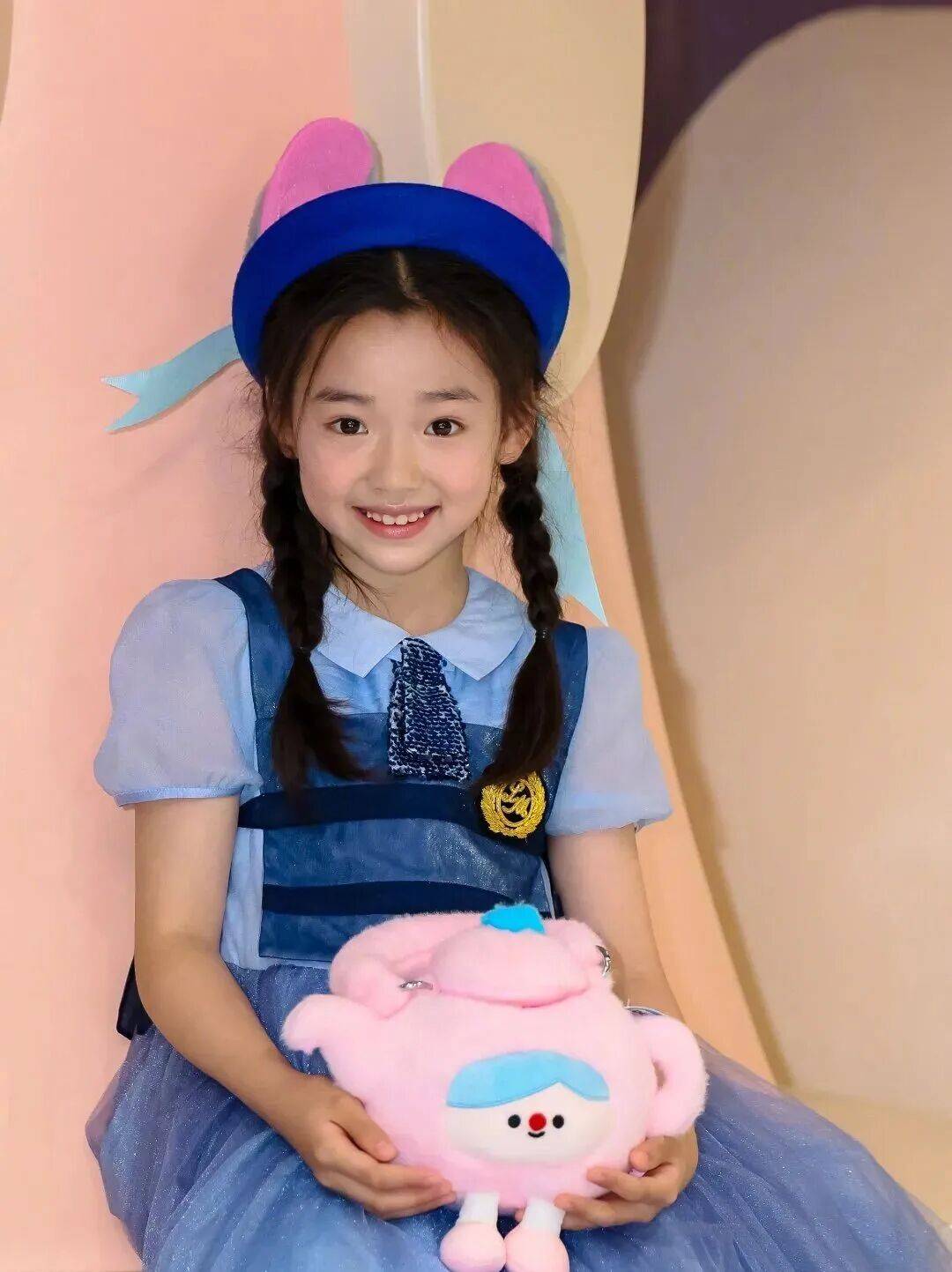 9岁小酒窝<strong></p>
<p>江苏公务员考试资讯网</strong>,大大方方成顶流