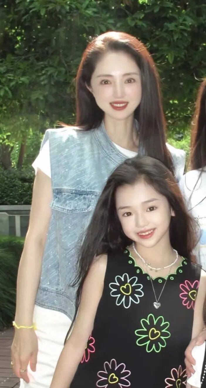 9岁小酒窝<strong></p>
<p>江苏公务员考试资讯网</strong>,大大方方成顶流