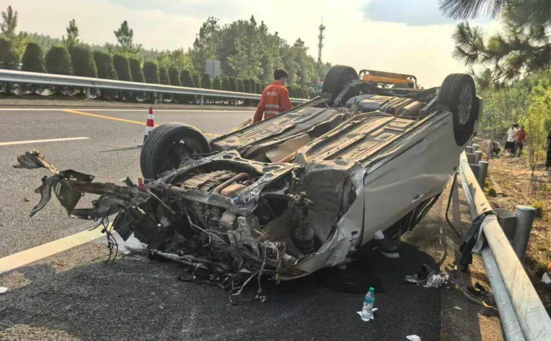 司机强行变道酿大祸<strong></p>
<p>江苏公务员考试资讯网</strong>，反诬赖对方：“我要是撒谎就天打雷劈！”