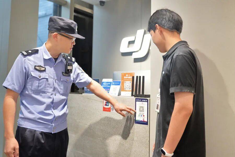 突然群发<strong></p>
<p>中国投资</strong>!大批上海市民收到警方短信!全市爆火网红已被锁定...有爸爸因孩子违规被罚款