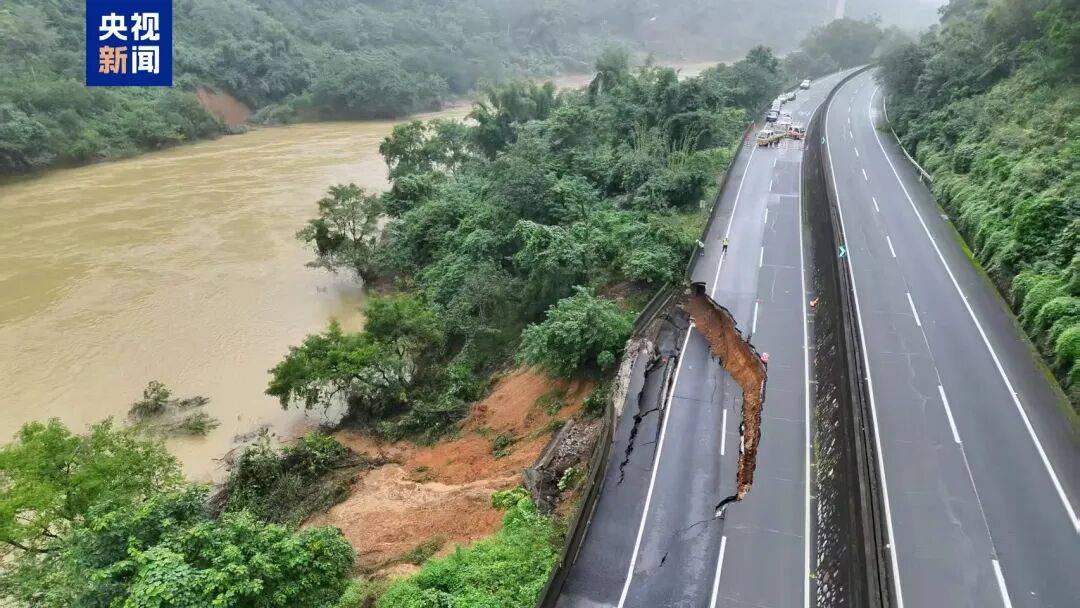 广西百色一高速公路开裂下沉！裂缝长约30米<strong></p>
<p>中国投资</strong>，塌陷处最深超2米