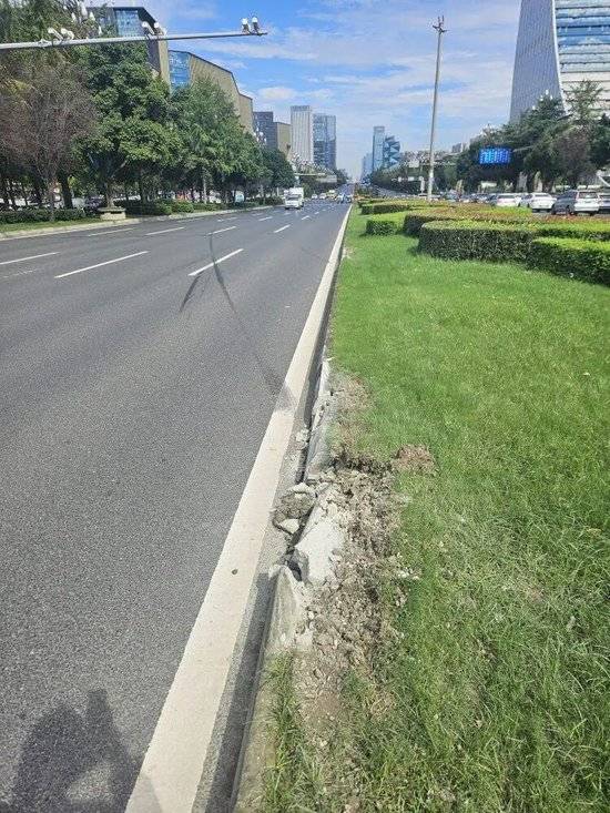 小米汽车失控起火司机遇难<strong></p>
<p>世界电影之旅</strong>,目击者称车速150km/h,实探事故地:燃烧留下的印记仍在