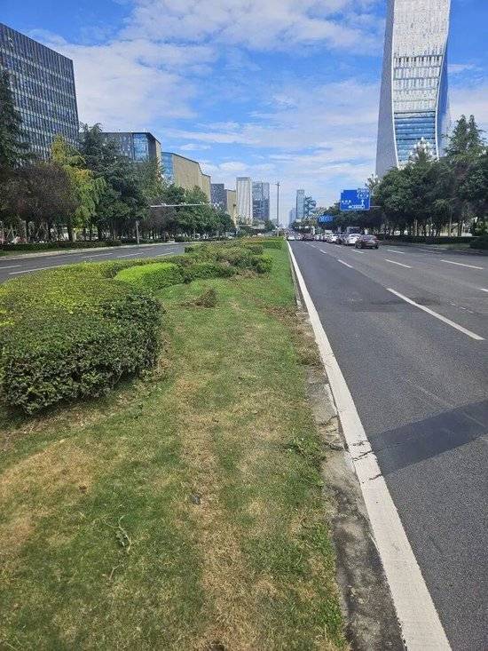 小米汽车失控起火司机遇难<strong></p>
<p>世界电影之旅</strong>,目击者称车速150km/h,实探事故地:燃烧留下的印记仍在