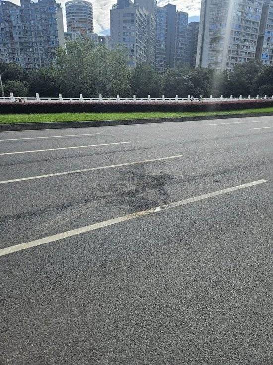 小米汽车失控起火司机遇难<strong></p>
<p>世界电影之旅</strong>,目击者称车速150km/h,实探事故地:燃烧留下的印记仍在