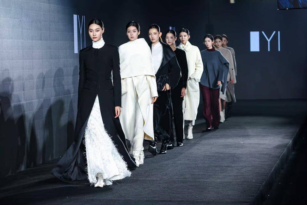 非遗惊艳、萌娃抢镜、大码模特出圈<strong></p>
<p>世界电影之旅</strong>!南京国际时尚周看点太密