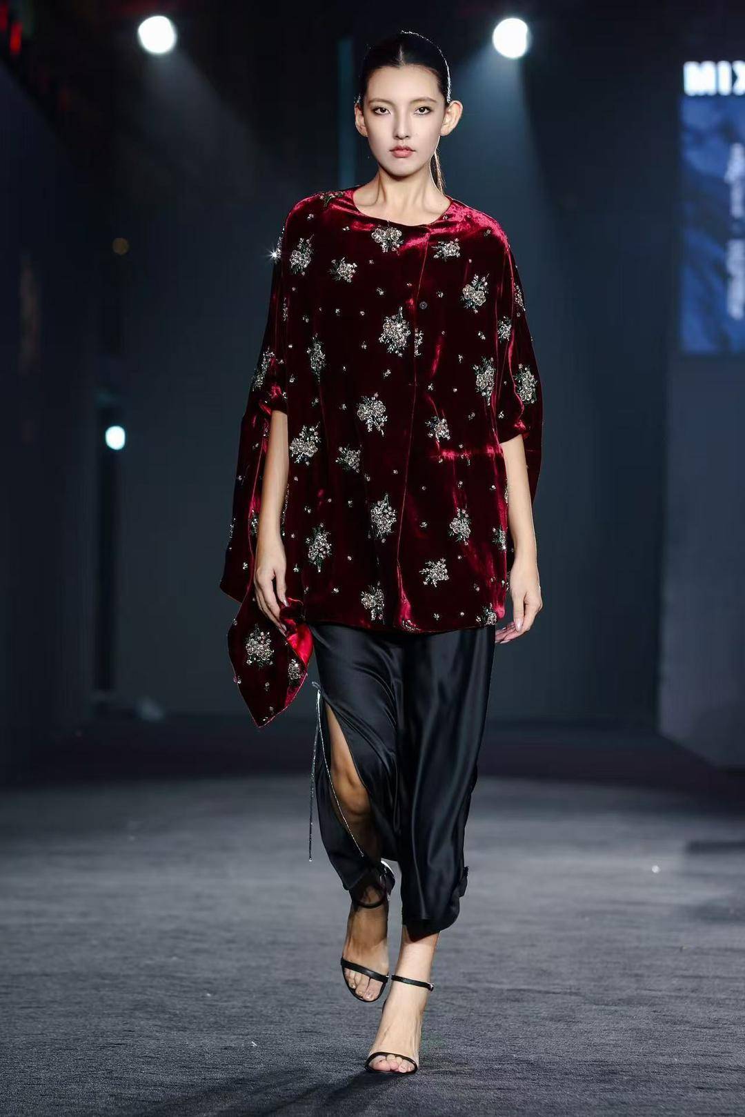 非遗惊艳、萌娃抢镜、大码模特出圈<strong></p>
<p>世界电影之旅</strong>!南京国际时尚周看点太密