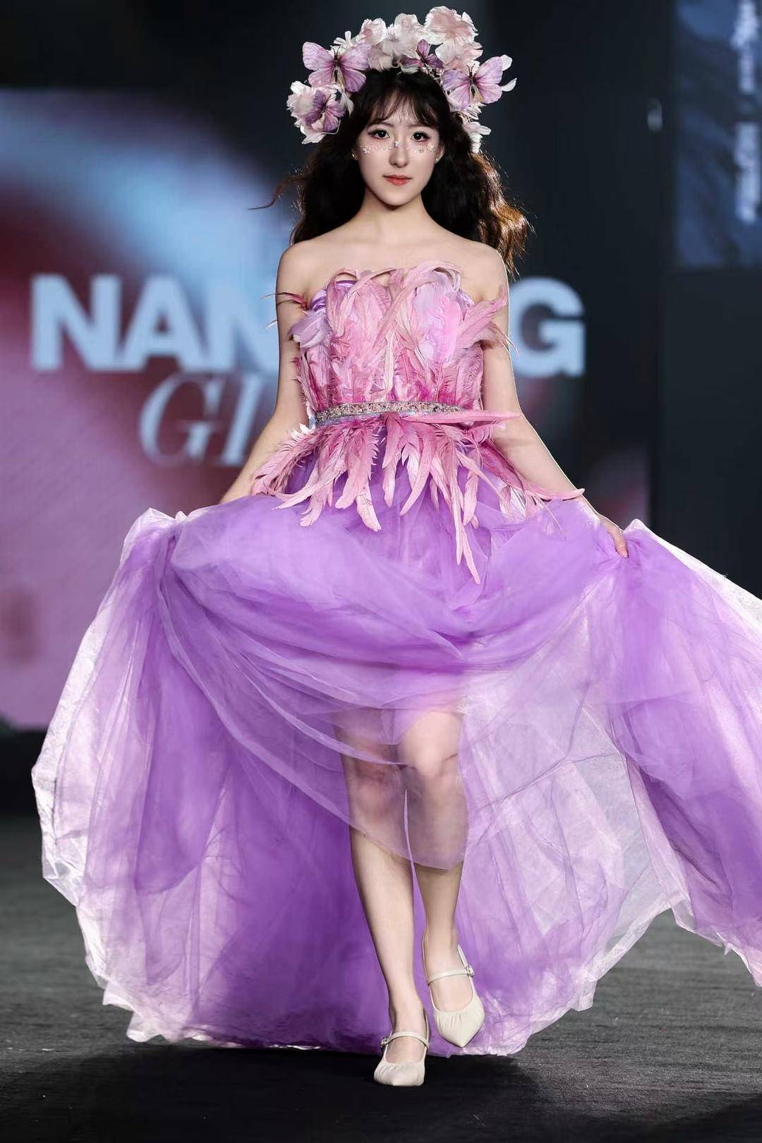 非遗惊艳、萌娃抢镜、大码模特出圈<strong></p>
<p>世界电影之旅</strong>!南京国际时尚周看点太密