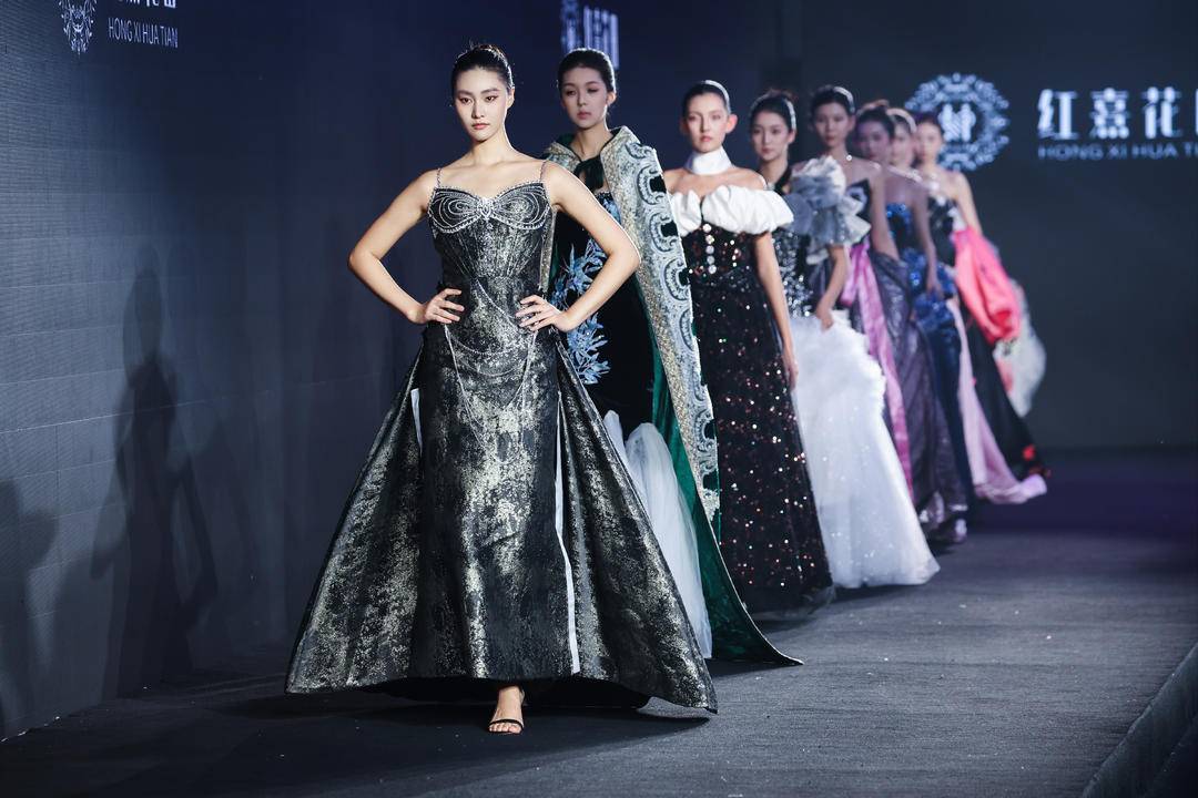 非遗惊艳、萌娃抢镜、大码模特出圈<strong></p>
<p>世界电影之旅</strong>!南京国际时尚周看点太密