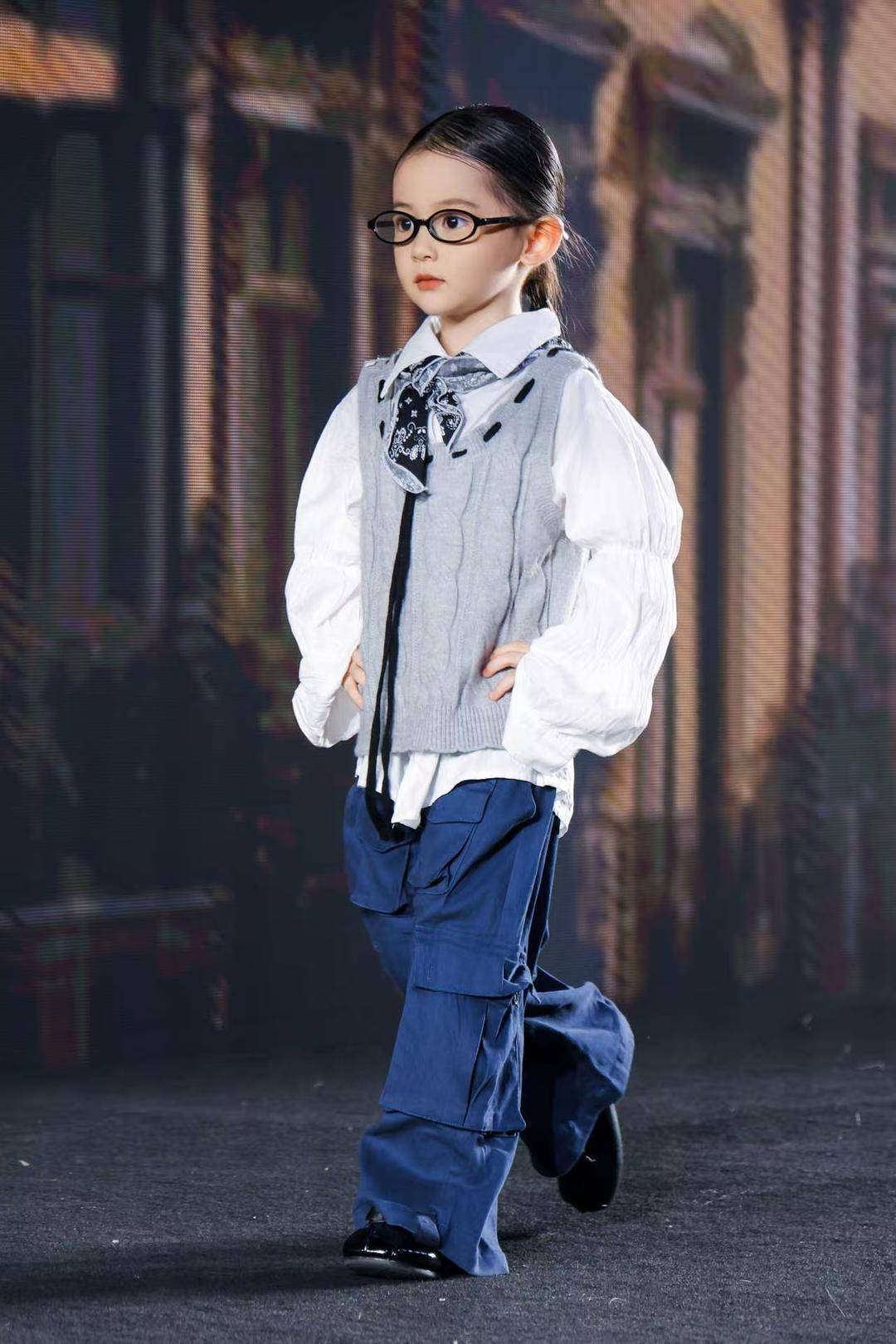 非遗惊艳、萌娃抢镜、大码模特出圈<strong></p>
<p>世界电影之旅</strong>!南京国际时尚周看点太密