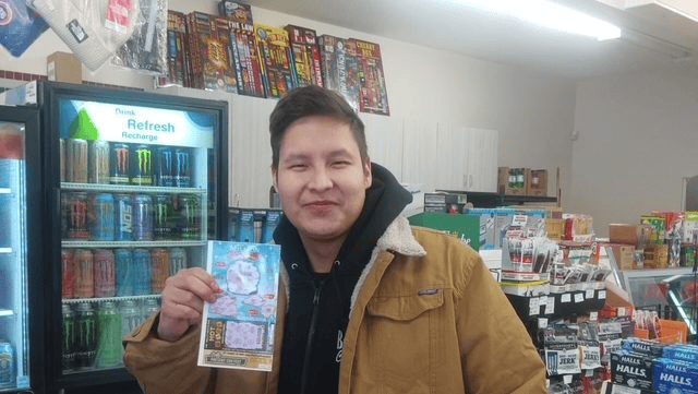 加拿大一男子中了100万美元后失踪<strong></p>
<p>世界电影之旅</strong>,家人发现他的车内有血迹