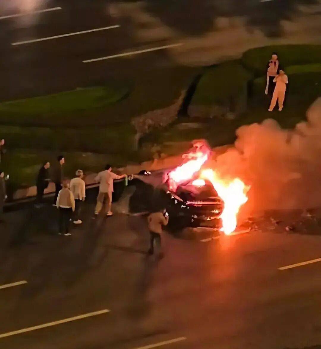 一辆SU7碰撞后爆燃<strong></p>
<p>世界电影之旅</strong>,多人救援未果!小米股价重挫近8%!