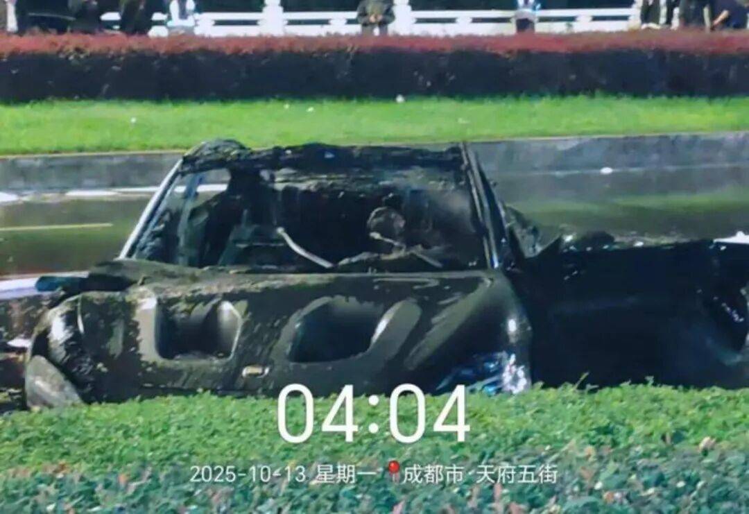 一辆SU7碰撞后爆燃<strong></p>
<p>世界电影之旅</strong>,多人救援未果!小米股价重挫近8%!