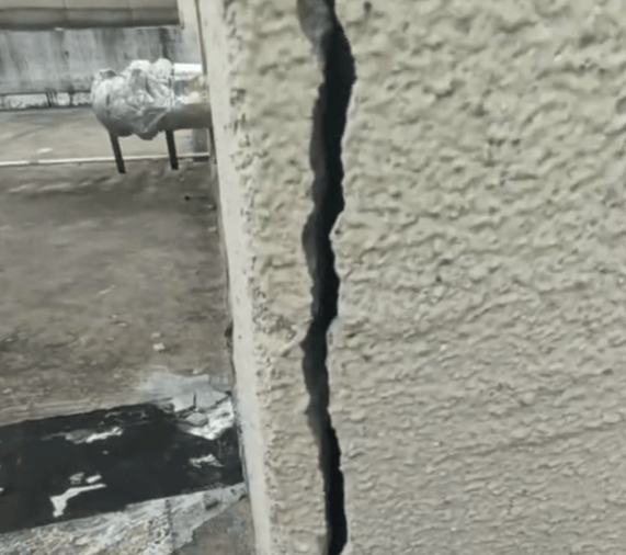 安徽一业主私挖300平米地下室致32户房屋开裂<strong></p>
<p>资讯快车</strong>,律师:承担各项责任,严重可追刑责