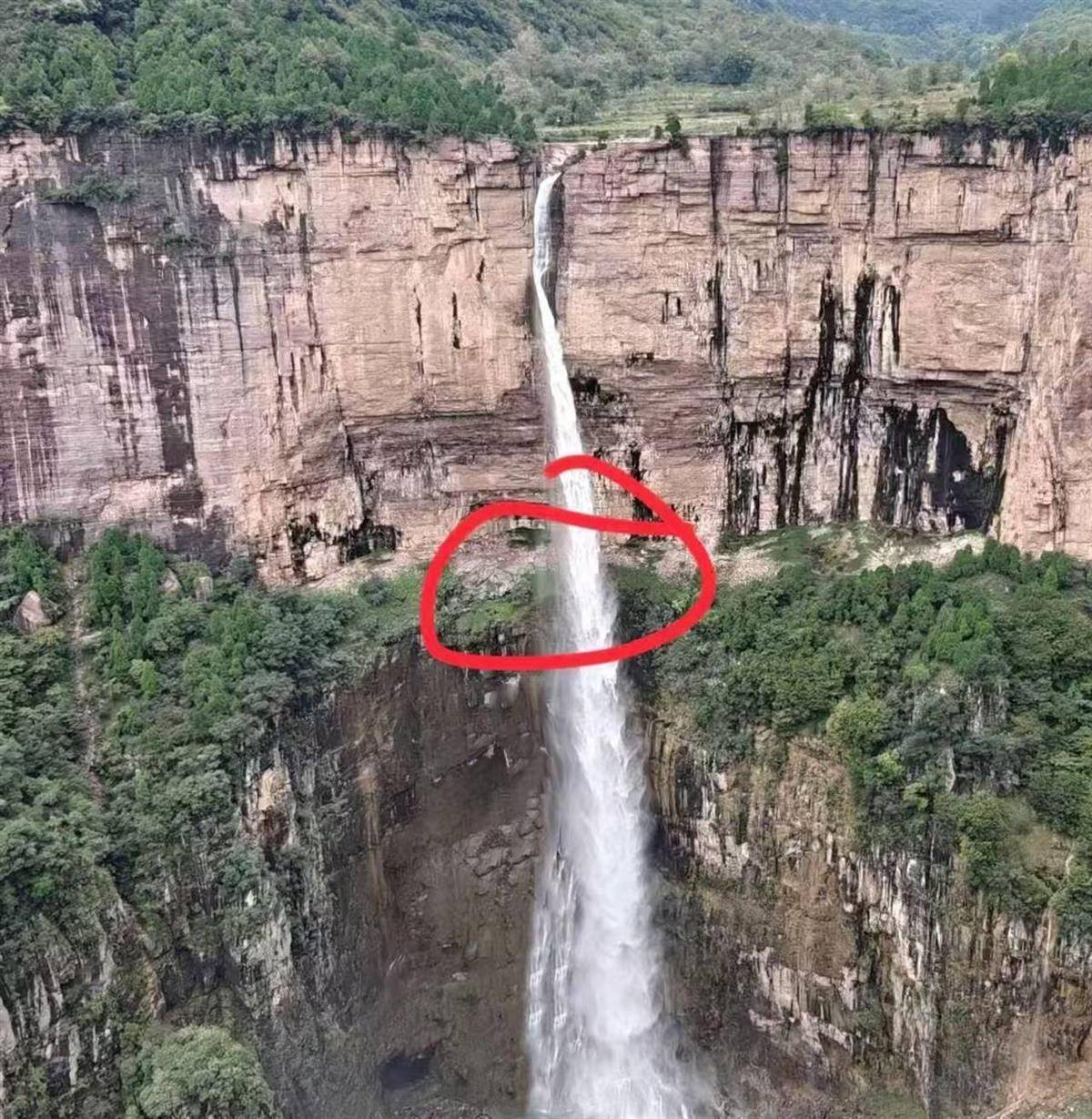 在南太行瀑布拍照时坠崖男大学生确认身亡<strong></p>
<p>资讯快车</strong>,救援人员:潜入水潭3米深处找到遗体,已转交给家属