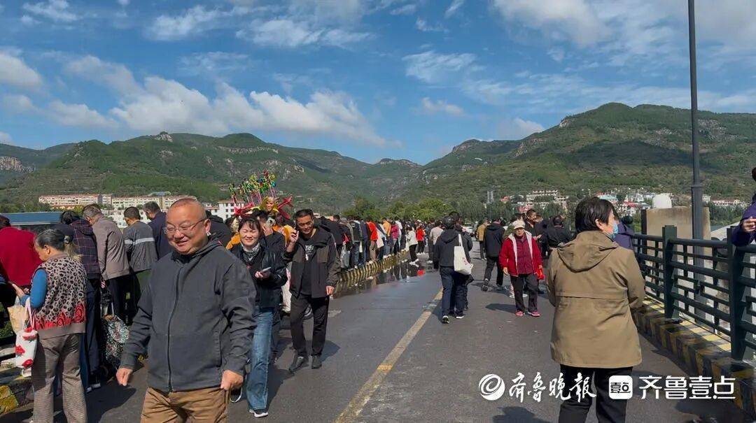 “鱼多得数不过来<strong></p>
<p>资讯快车</strong>,一网子下去能捞好几条”济南锦绣川水库开闸放水,大量鲢鱼被冲出,工作人员:禁止捕捞!