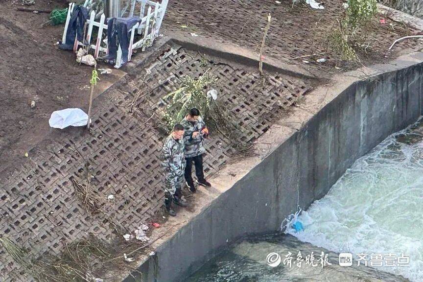 “鱼多得数不过来<strong></p>
<p>资讯快车</strong>,一网子下去能捞好几条”济南锦绣川水库开闸放水,大量鲢鱼被冲出,工作人员:禁止捕捞!